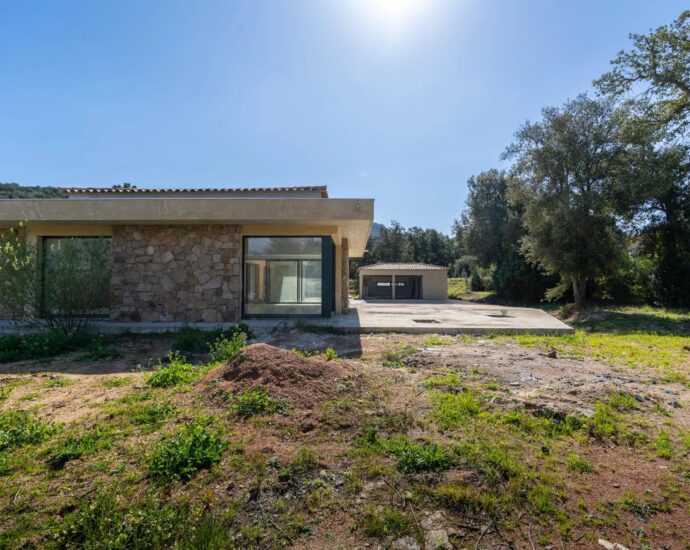 Exclusivité – Porto-Vecchio, Villa d’architecte, 6 chambres, piscine, vue montagne