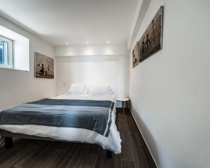Lavasina, beachfront apartment, 1 bedroom, large terrace, panoramic sea view