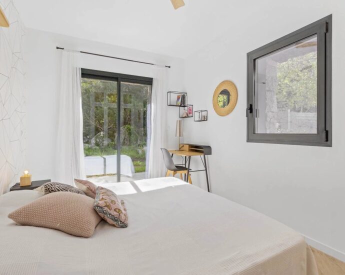 Sotta, bergerie avec piscine à débordement, 4 chambres, vue dégagée, proche plage.
