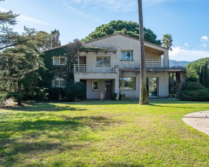Exclusivité – Lido de la Marana, villa 4 chambres, piscine, terrain de tennis, plage à pied