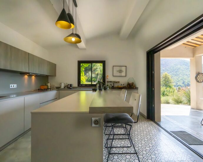 Ucciani, 3-Bedroom Villa with Panoramic Mountain Views