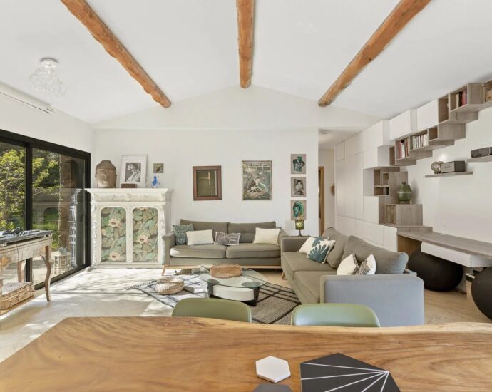 Sotta, bergerie avec piscine à débordement, 4 chambres, vue dégagée, proche plage.