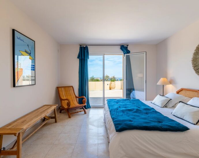 Calvi. Villa 5 chambres. vue mer panoramique. piscine chauffée. proche de plages.