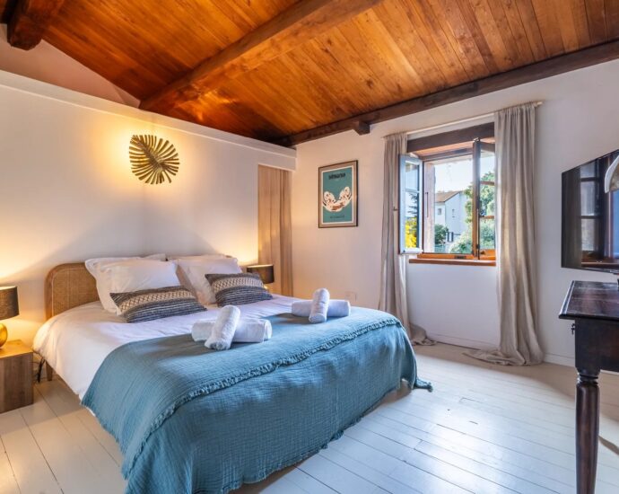 Exclusive, Saint-Florent, stone villa, 5 bedrooms, wooded grounds with swimming pool, close to the beach
