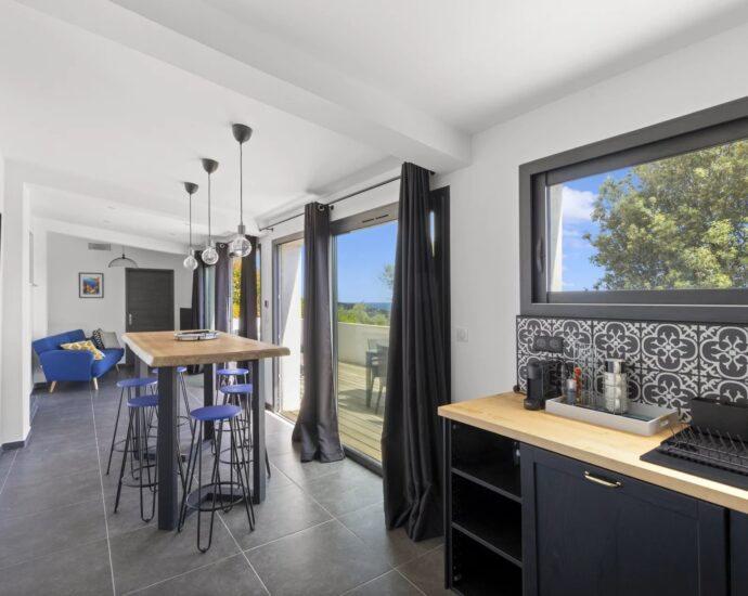 Saint-Cyprien, 5 bedroom villa, a 2 bedroom independent apartment, swimming pool, sea view, close to the beach