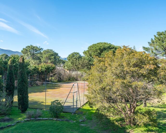 Exclusivité – Lido de la Marana, villa 4 chambres, piscine, terrain de tennis, plage à pied