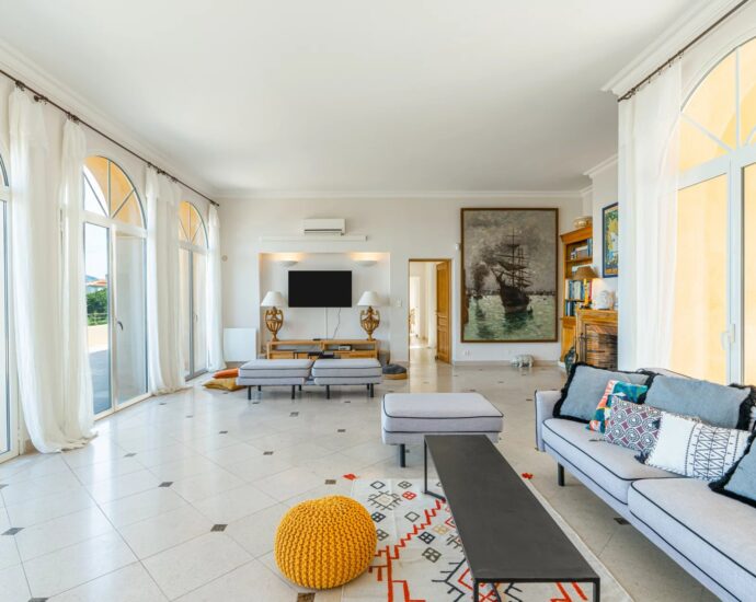Calvi. Villa 5 chambres. vue mer panoramique. piscine chauffée. proche de plages.