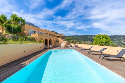 Calvi. Villa 5 chambres. vue mer panoramique. piscine chauffée. proche de plages.
