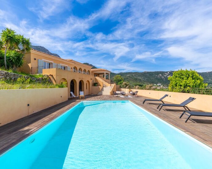 Calvi. Villa 5 chambres. vue mer panoramique. piscine chauffée. proche de plages.