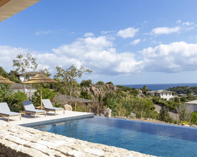 Palombaggia, 7 bedroom villa, sea view, swimming pool, beach on foot
