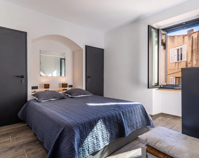 Calvi, old town centre, type 4 duplex flat, view of the Gulf