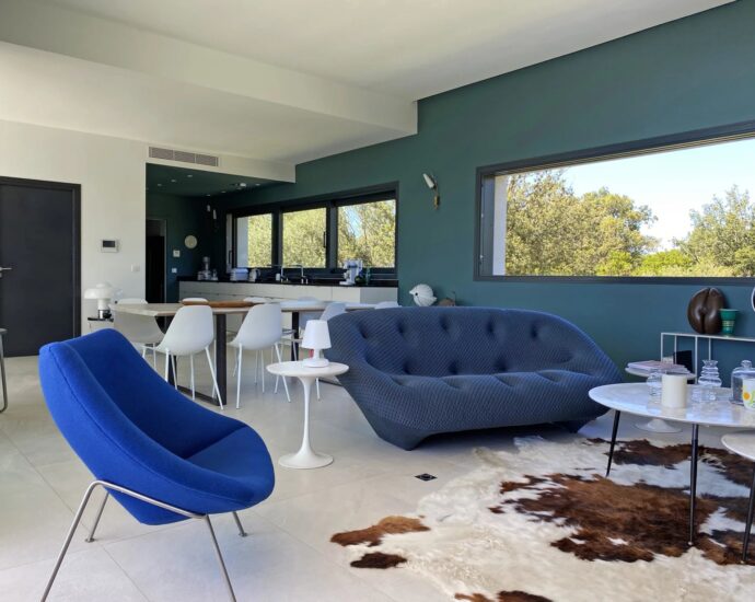 Villa contemporaine 5 chambres avec piscine et vue mer, au cœur du maquis