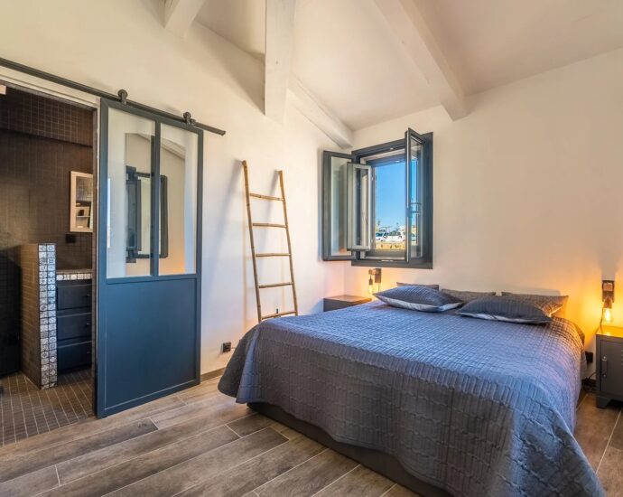 Calvi, old town centre, type 4 duplex flat, view of the Gulf