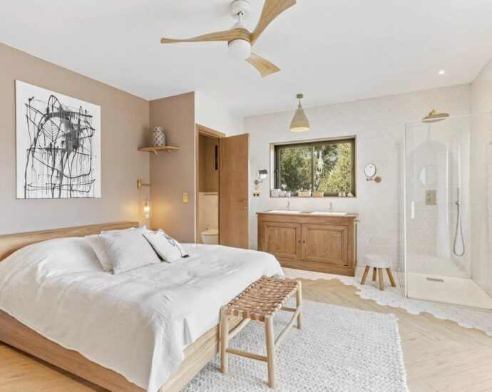 Sotta, bergerie avec piscine à débordement, 4 chambres, vue dégagée, proche plage.