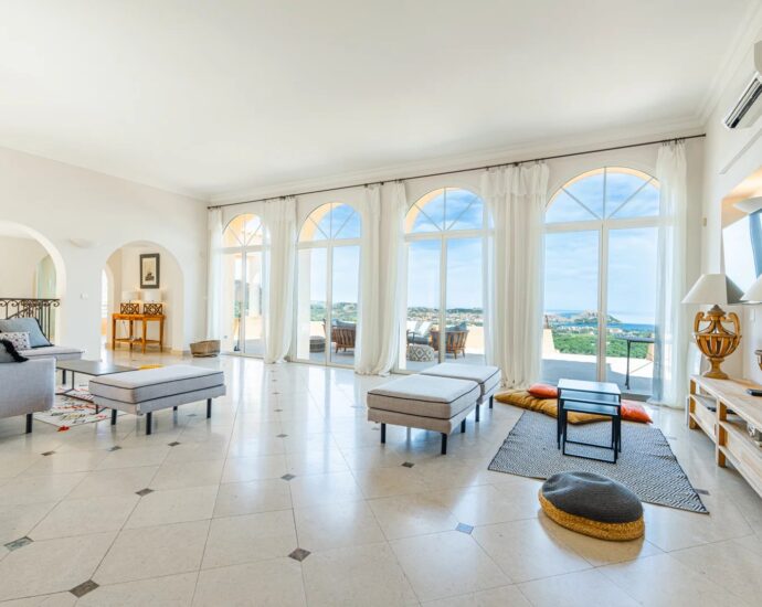 Calvi. Villa 5 chambres. vue mer panoramique. piscine chauffée. proche de plages.