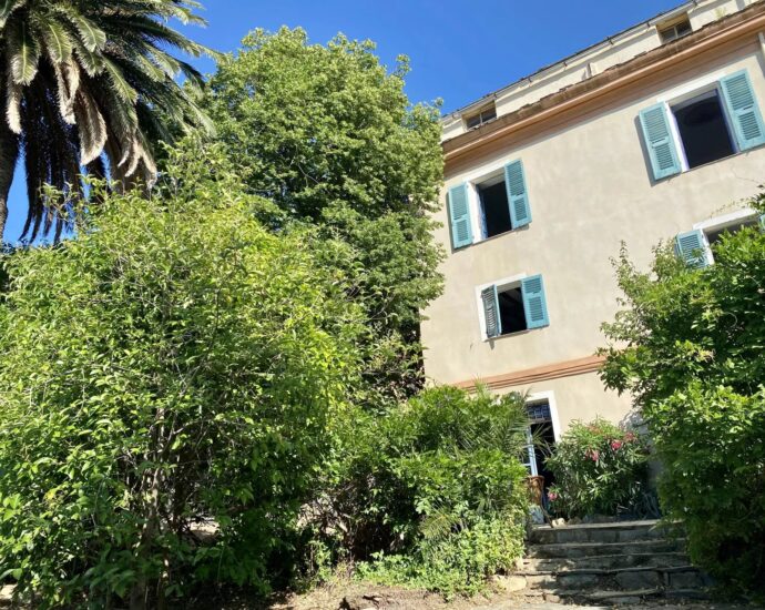 Manor house overlooking the Nebbiu valley and the Gulf of Saint-Florent