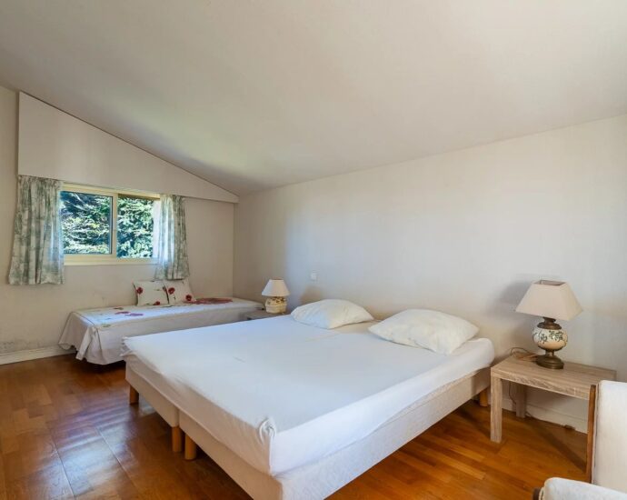Exclusivité – Lido de la Marana, villa 4 chambres, piscine, terrain de tennis, plage à pied