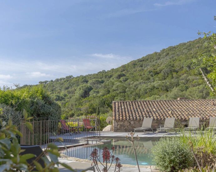 Palombaggia, bergerie avec piscine, vue mer, proche plage