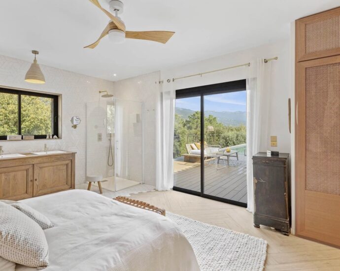 Sotta, bergerie avec piscine à débordement, 4 chambres, vue dégagée, proche plage.