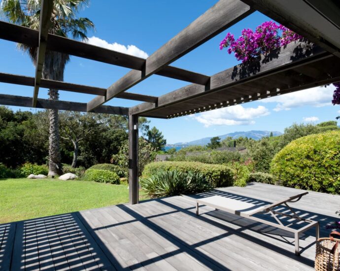 Porto-Vecchio, Domaine de Cala Rossa, 7 bedroom villa, swimming pool, walking distance to the beach