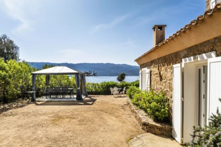 Exclusivité, Porticcio, Presqu’île d’Isolella, Villa type mas, 7 chambres, accès plage à pied, en bord de mer