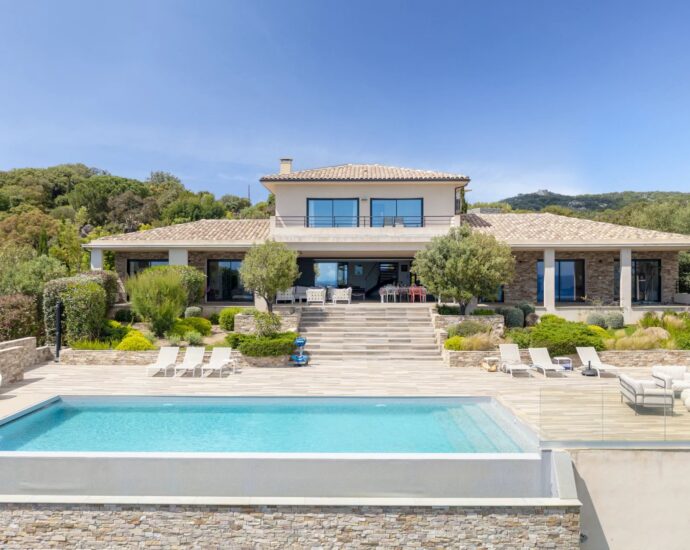 Saint-Cyprien, 5 bedroom villa, a 2 bedroom independent apartment, swimming pool, sea view, close to the beach