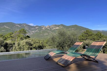 Sotta, bergerie avec piscine à débordement, 4 chambres, vue dégagée, proche plage.