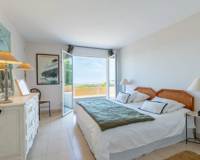Calvi. Villa 5 chambres. vue mer panoramique. piscine chauffée. proche de plages.