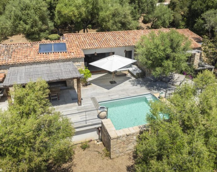Olmeto, villa 2 chambres, pied dans l’eau, piscine, vue mer,