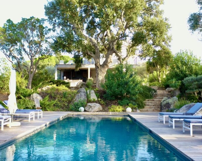 Villa contemporaine 5 chambres avec piscine et vue mer, au cœur du maquis