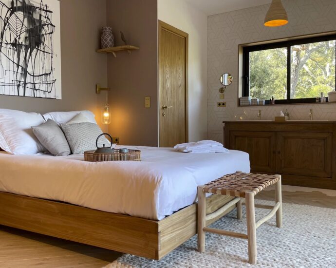 Sotta, bergerie avec piscine à débordement, 4 chambres, vue dégagée, proche plage.