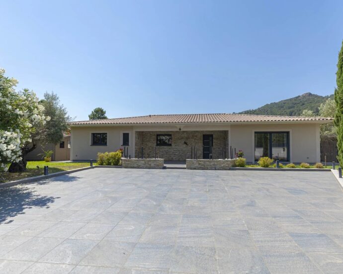 Sainte Lucie de Porto Vecchio, villa T6,  avec piscine, proche plage et fleuve