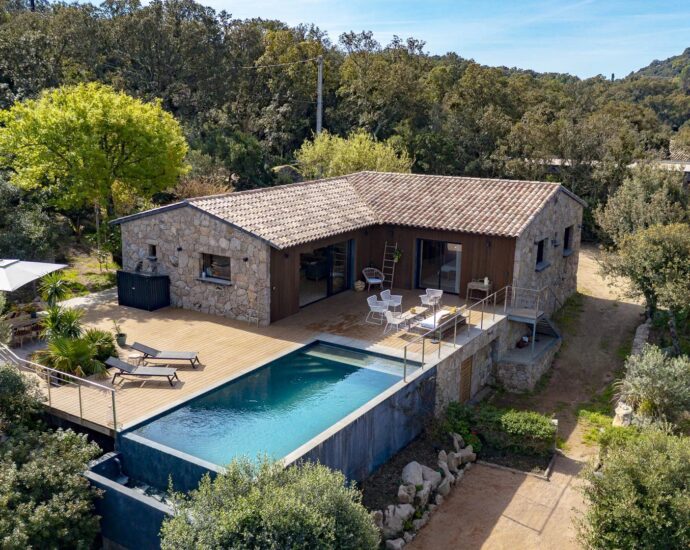 Sotta, bergerie avec piscine à débordement, 4 chambres, vue dégagée, proche plage.