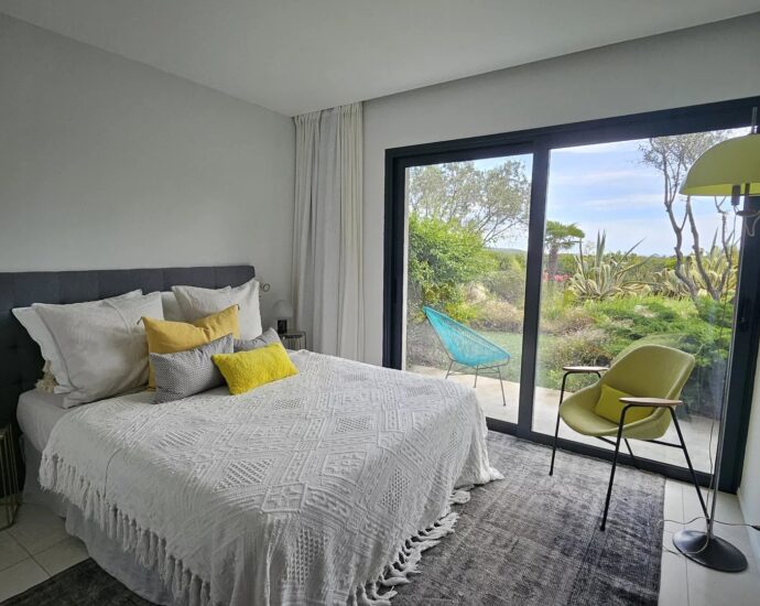 Villa contemporaine 5 chambres avec piscine et vue mer, au cœur du maquis