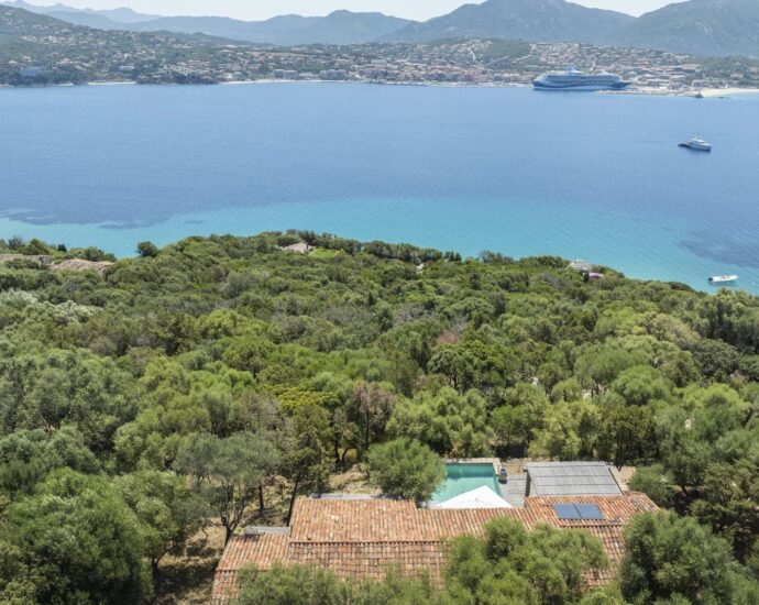 Olmeto, villa 2 chambres, pied dans l’eau, piscine, vue mer,