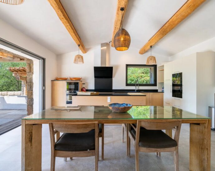 Olmeto, villa 2 chambres, pied dans l’eau, piscine, vue mer,