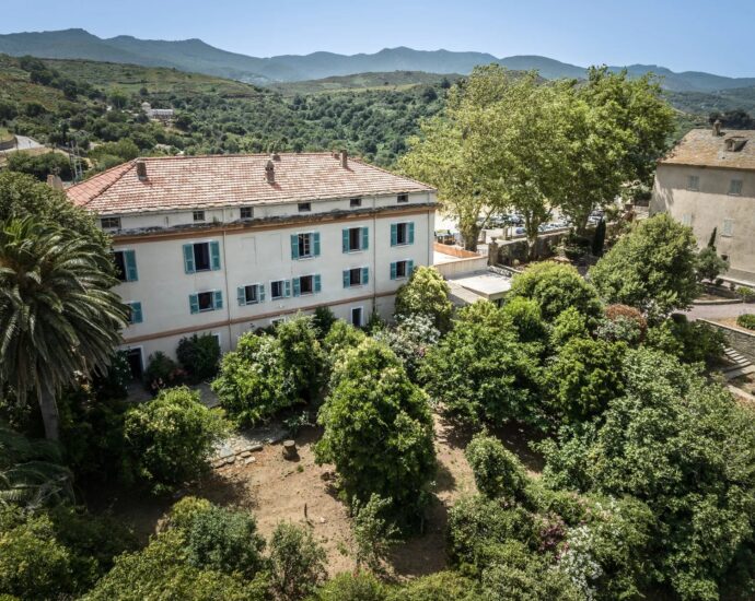 Manor house overlooking the Nebbiu valley and the Gulf of Saint-Florent