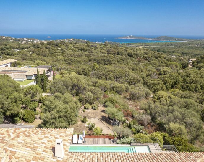 Pinarello –  domaine privé, villa d’architecte de 5 chambres avec piscine, garage ,vue mer panoramique, au calme