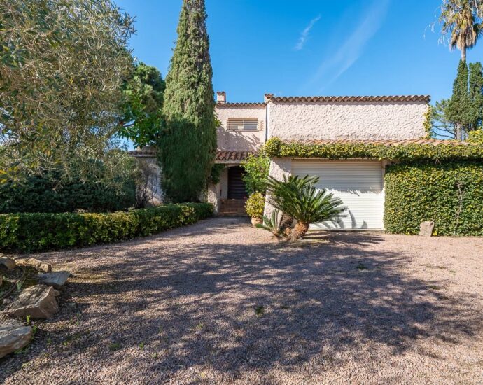 Exclusivité – Lido de la Marana, villa 4 chambres, piscine, terrain de tennis, plage à pied