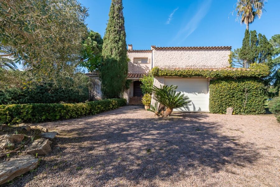 Exclusive – Lido de la Marana.  4-bedroom villa. swimming pool. tennis court. beach on foot
