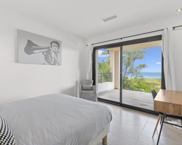 Saint-Cyprien, 5 bedroom villa, a 2 bedroom independent apartment, swimming pool, sea view, close to the beach