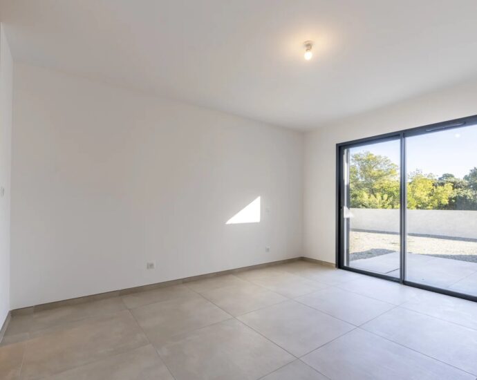 Solenzara, Marine de Solaro, Contemporary Villa, 5 Bedrooms, Heated Pool, Open Mountain Views, Walking Distance to the Beach