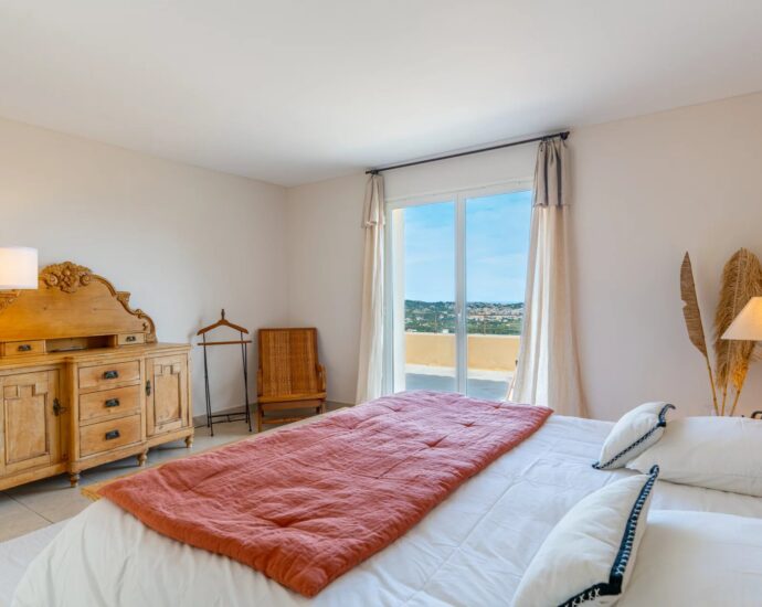 Calvi. Villa 5 chambres. vue mer panoramique. piscine chauffée. proche de plages.