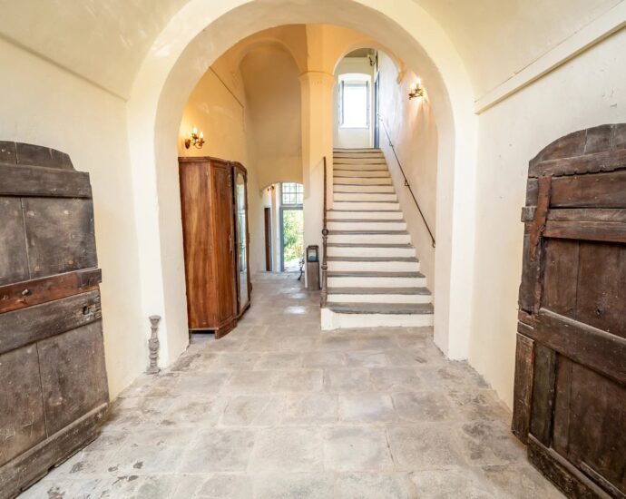 Manor house overlooking the Nebbiu valley and the Gulf of Saint-Florent