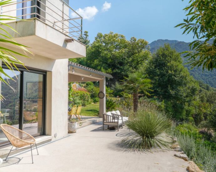 Ucciani, 3-Bedroom Villa with Panoramic Mountain Views