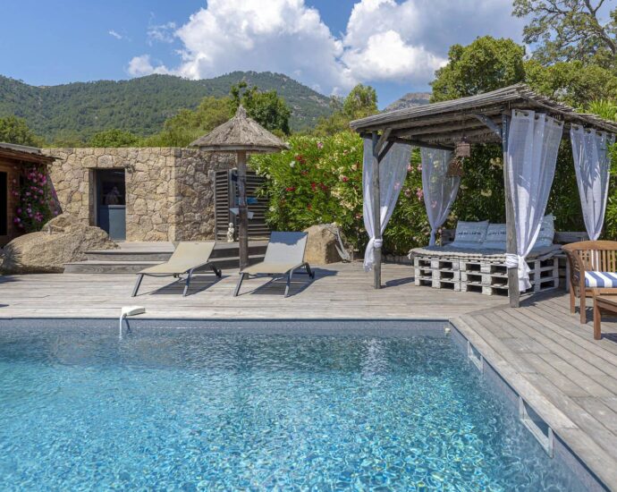 Sainte Lucie de Porto Vecchio, villa T6,  avec piscine, proche plage et fleuve