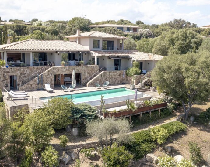 Pinarello, architect-designed villa, 5 bedrooms, sea view, pool, private estate, near beach
