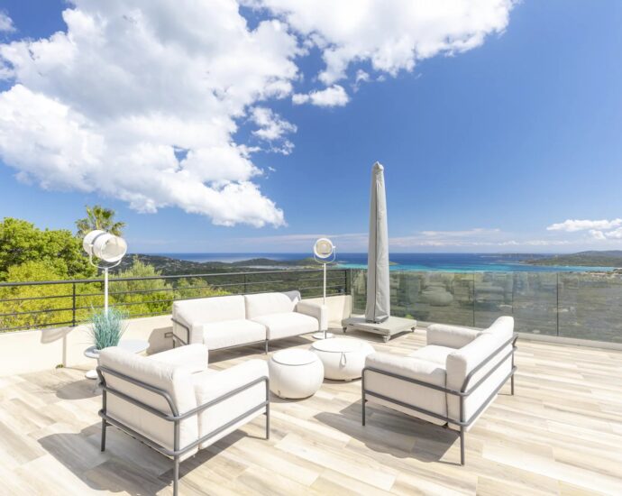 Saint-Cyprien, 5 bedroom villa, a 2 bedroom independent apartment, swimming pool, sea view, close to the beach