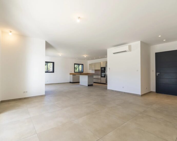 Solenzara, Marine de Solaro, Contemporary Villa, 5 Bedrooms, Heated Pool, Open Mountain Views, Walking Distance to the Beach