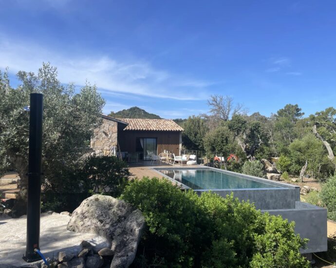 Sotta, bergerie avec piscine à débordement, 4 chambres, vue dégagée, proche plage.